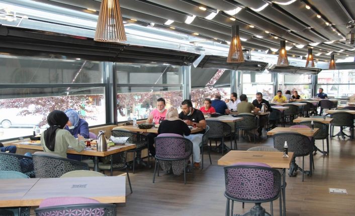 Kafe ve restoranlara vatandaşlar yoğun ilgi gösteriyor