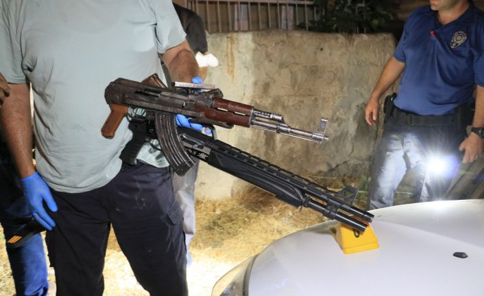 Kalaşnikof, tabanca ve pompalı tüfekle etrafa ateş açan şüpheliler kovalama sonucu yakalandı