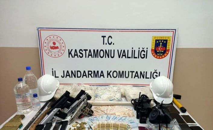 “Kamu görevlisiyiz” diyerek köylüleri kandıran ve kaçak kazı yapan şüpheliler adliyeye sevk edildi