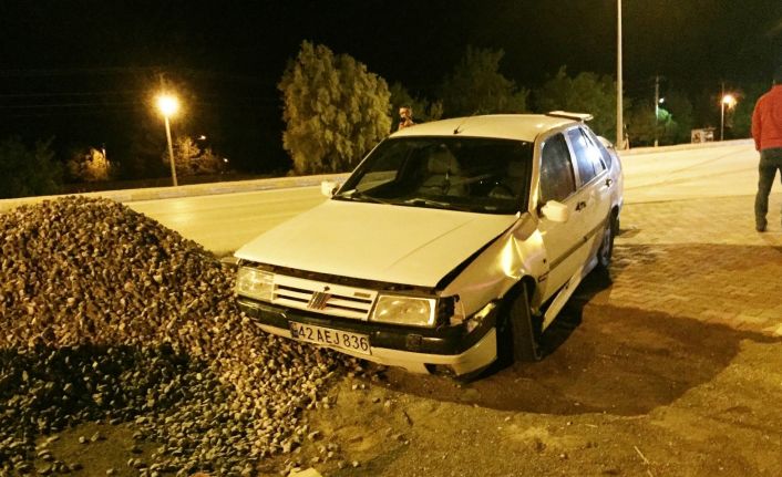 Karşı şeride geçen otomobil devrilmekten son anda kurtuldu