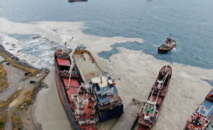 Kartal’da halatı kopması sonucu başka bir gemiye çarpan gemi, drone ile havadan görüntülendi.