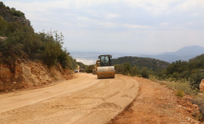 Kaş Aklar grup yolunda asfalt çalışması