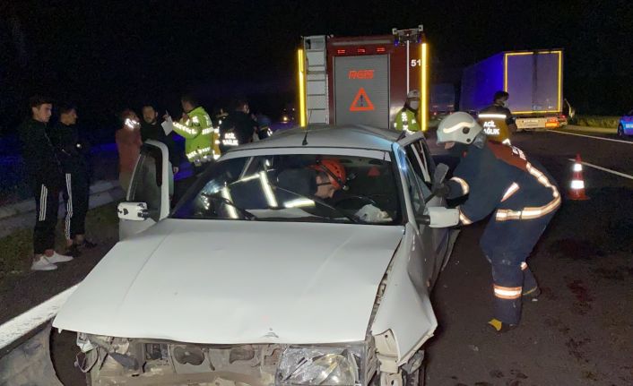 Kaza yapan doktor aracından inerek yaralılara müdahale etti: 3 yaralı
