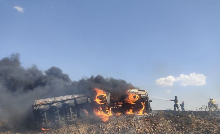 Kaza yapan tır alev aldı, yangın tarlaya sıçradı