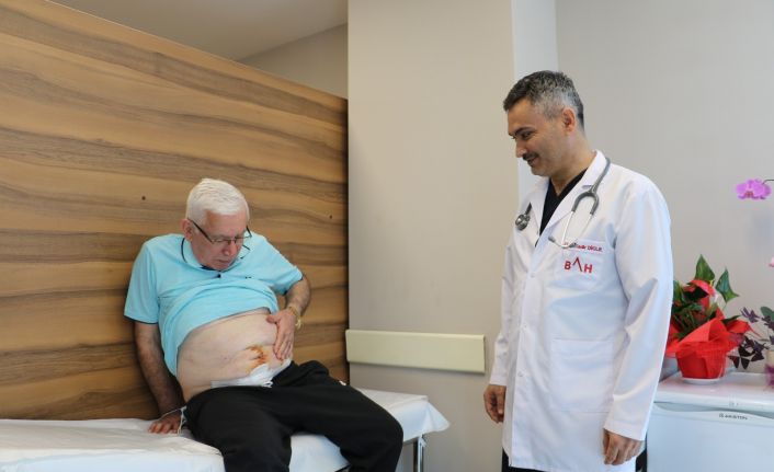Kendini Türk hekimine emanet etti, 15 yıl süren karın ağrısı son buldu