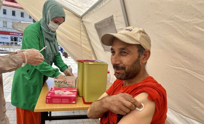 Kırmızı kategoride olan Ağrı’da mobil aşı stantları ilgi görüyor