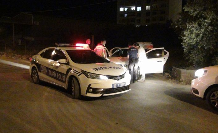 Kısıtlama saatinde polisin dur ihtarına uymadılar aracı park edip kaçmaya çalıştılar