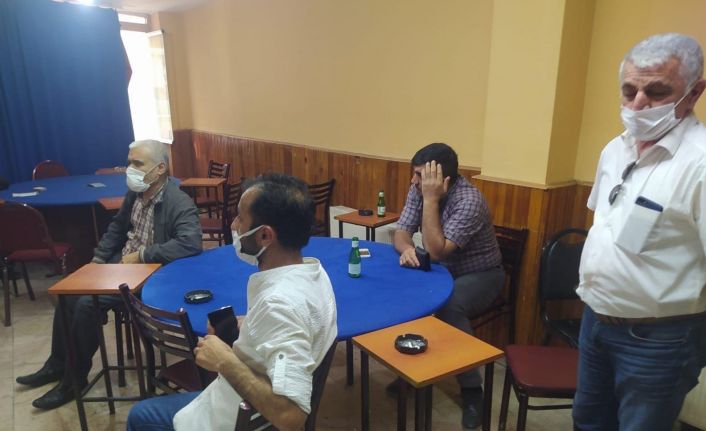 Kısıtlamada açık olan üç kafe ve lokantadaki 42 kişiye 165 bin lira ceza