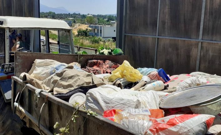 "Kokuyor" diye şikayet edilen evden 2 römork dolusu çöp çıktı