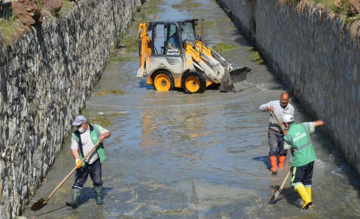 Kötü koku ve sinek popülasyonunun önüne geçmek için kanal temizliği yapıldı