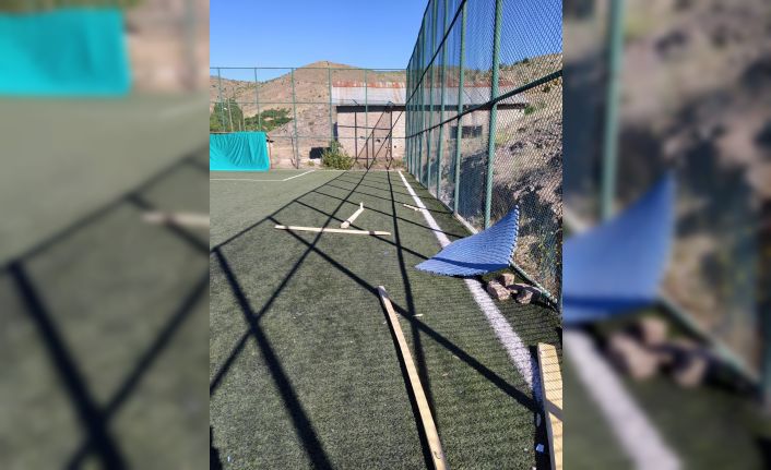 Köy okulunda açıldı, malzemeler tahrip edildi