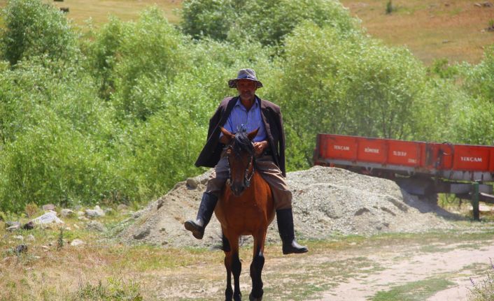 Köyünü satmak için her yolu deniyor, şimdi de Züğürt Ağa kılığına girdi