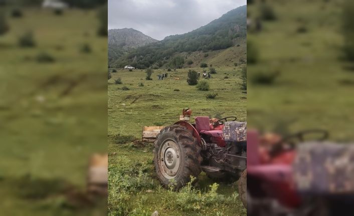 Kullandığı traktör üzerine devrildi, olay yerinde hayatını kaybetti
