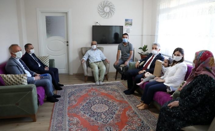 Makas çifti, şehit, vazife malulü ve terör mağduru aileleri ziyaret etti