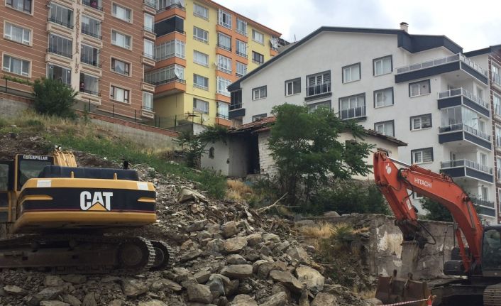 Mamak Belediye Başkanı Köse, temeli çöken ve otoparkı hasar gören binada incelemelerde bulundu