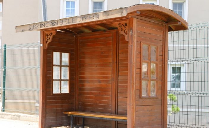 Marangozhanede üretilen ahşap duraklar kente güzellik kattı