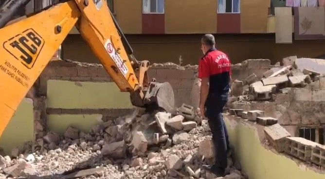 Mardin’de itfaiye ekipleri metruk binada mahsur kalan köpek için seferber oldu