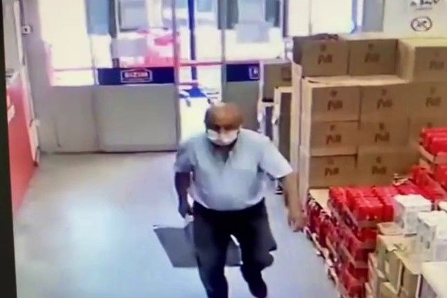 Marketten yağ tenekesi çalan şahıs kameralara yakalandı