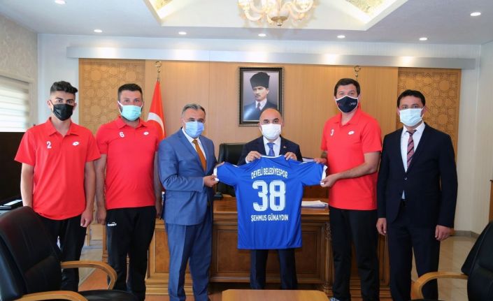 Mehmet Cabbar ve Develi Belediyespor kulübünden Vali Günaydın’a ziyaret