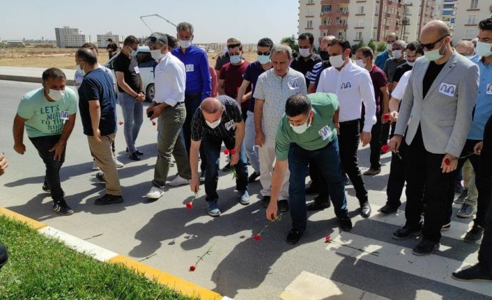 Memur-Sen heyeti Nusaybin’de 2 öğretmenin hayatını kaybettiği kaza yerine karanfil bıraktı