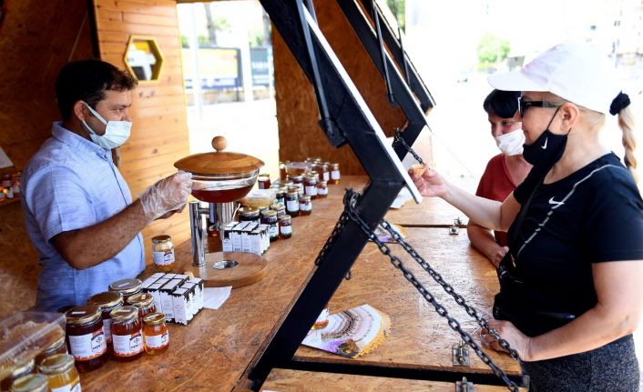 Mersin’de belediye desteğinde açılan bal evi büyük ilgi görüyor