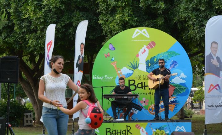 Mersin’de sosyal mesafeli 402 konserde bin 252 yerel sanatçıya destek verildi