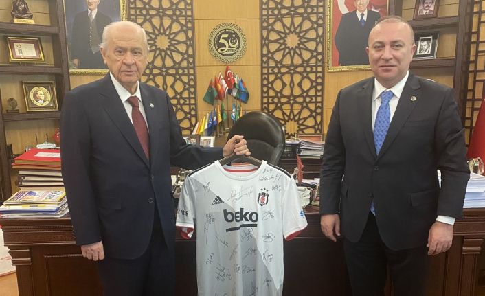 MHP lideri Bahçeli, Beşiktaş tarafından gönderilen imzalı forma için teşekkür etti