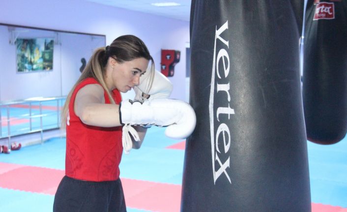 Milli boksör Zelal Şengür, yumruklarını artık profesyonel ringlerde atmaya başladı