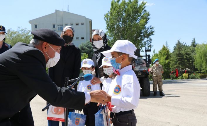 Minik öğrencilerden, jandarmaya anlamlı ziyaret