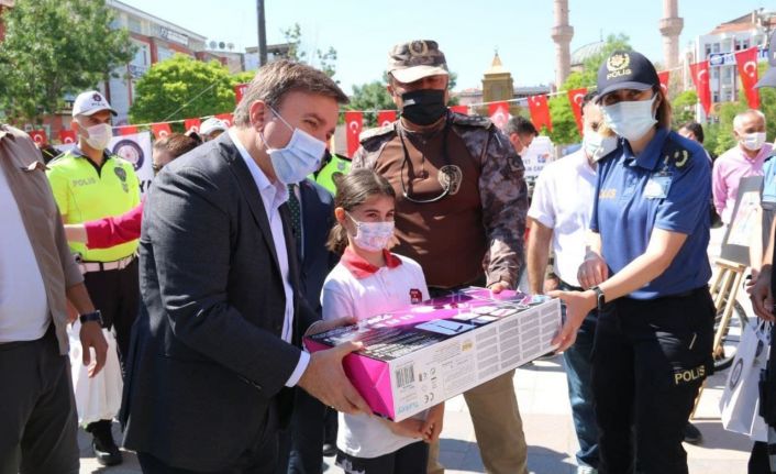 Minik öğrencilerin resim yarışmasının ödül töreni düzenlendi