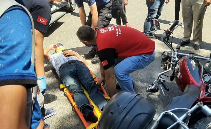 Motosiklet ile kamyonet çarpıştı: 1 yaralı