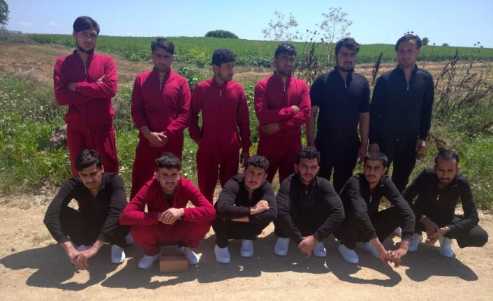 MSB: "Yunanistan’dan Türkiye’ye yasa dışı yollardan geçmeye çalışan 12’si tamamen çıplak olan toplam 42 düzensiz göçmen grubu Edirne sınırında yakalandı"