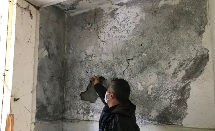 Muhtara, çürük ve yıkılmış okul binasını ‘tamir et’ dediler