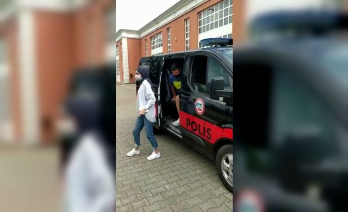 Öğrencileri sınava yetiştiren polis memuru ise o anları spiker gibi anlattı