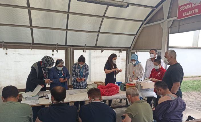 Osmaneli’nde mobil ekipler fabrikalarda çalışan işçilere Covid-19 aşısı yapıyor