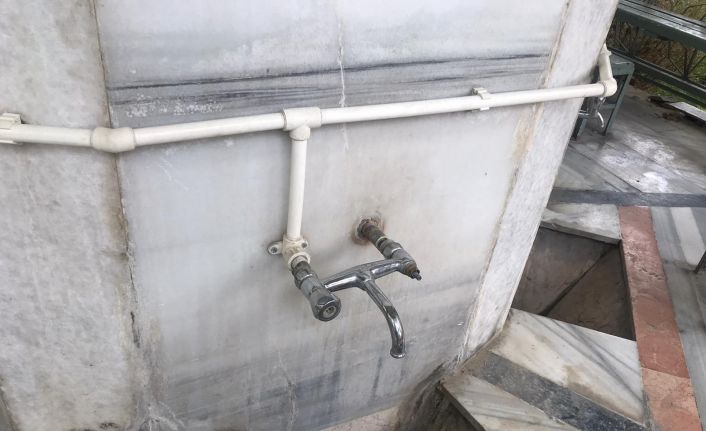 Osmangazi Camii şadırvanında muslukların çoğu ya kırık, ya da su gelmiyor