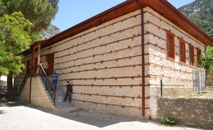 Osmanlı mimarisi düğmeli ev statüsündeki tarihi ilkokul restore edilip yeniden ayağa kaldırıldı