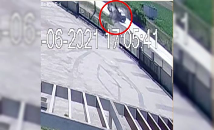 Otomobil ile motosikletin kafa kafaya çarpıştığı kazanın görüntüleri ortaya çıktı