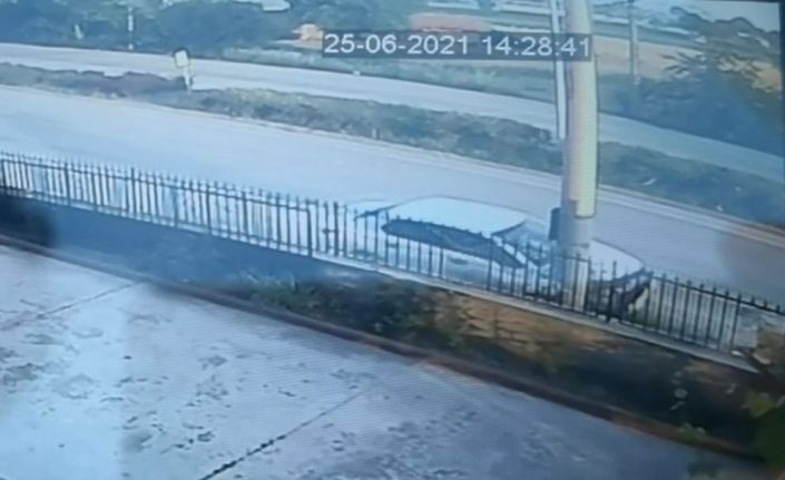 Otomobilin beton direğe çarparak parçalandığı kaza kamerada: 3 ölü, 2 ağır yaralı