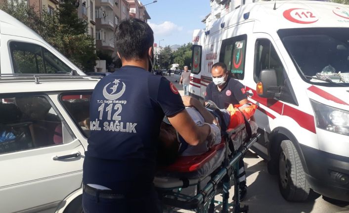 Otomobille motosiklet çarpıştı, 4 kişi yaralandı