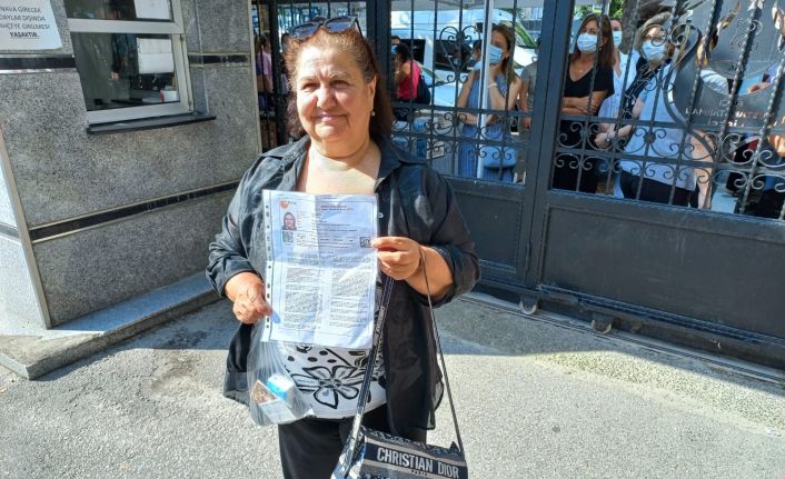 (Özel) 70 yaşındaki Yeter teyze, torunlarıyla birlikte üniversite sınavına girdi