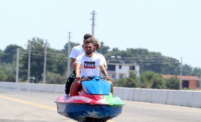 (ÖZEL) Antalyalı çılgın işadamı, bu kez modifiye ettiği jet ski ile karada hız yaptı