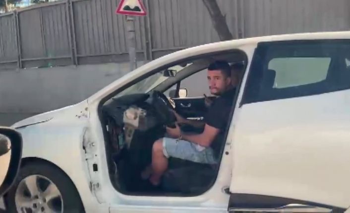(Özel) Ataşehir’de kapısı olmadan trafikte seyreden otomobil görenleri şaşkına çevirdi