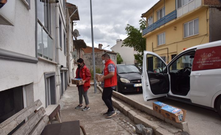 (ÖZEL) Çocuklar sütsüz kalmasın diye 150 aileye koli koli süt dağıtıldı