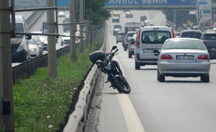 (Özel) E-5 Kartal’da yolun karşısına geçmeye çalışan yayaya motosikletin çarptığı anlar kamerada