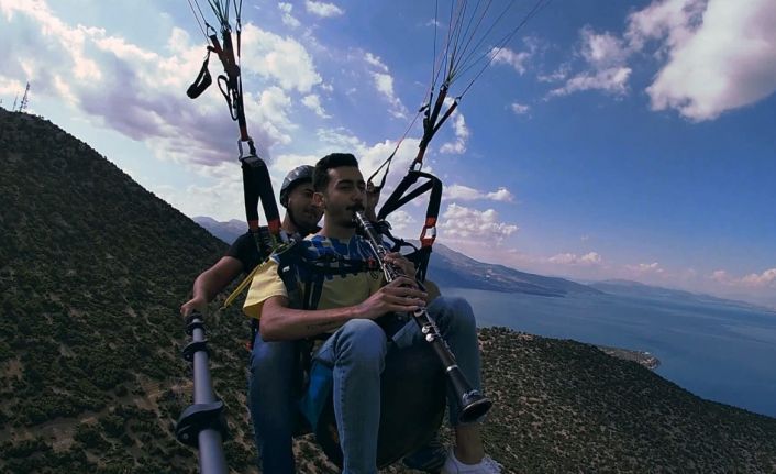 (ÖZEL) Eğirdir Gölü’ndeki su kaybına dikkat çekmek için gökyüzünde klarnet çaldı
