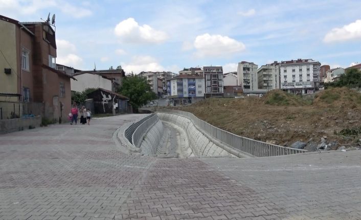 (ÖZEL) İBB’nin dere kenarına koyduğu koruma demirleri görenleri şoke etti