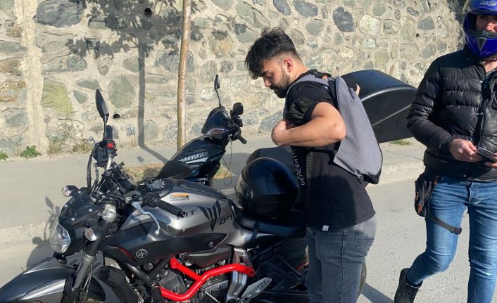 (Özel) İstanbul trafiğinde “pes” dedirten görüntü: Kız arkadaşıyla motorda yer değiştirdi