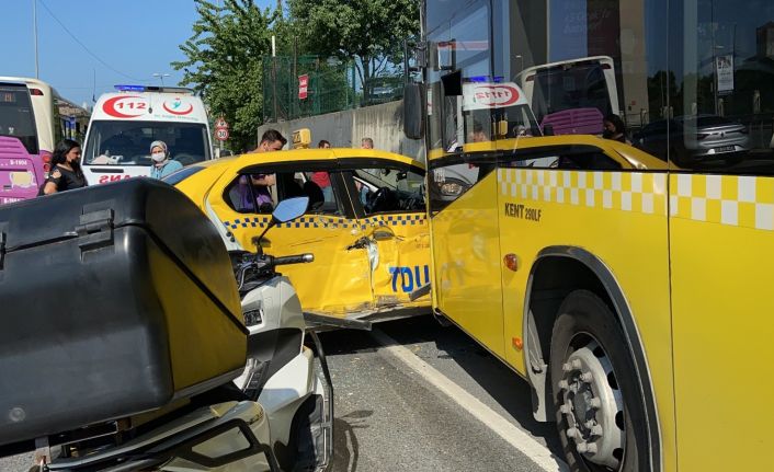 (Özel) İstanbul’da feci kaza: Taksi önce İETT otobüsüne sonra direğe çarptı