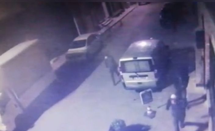 (Özel) İstanbul’da kasaları açıp 80 bin lira çalan hırsızı bekçiler yakaladı